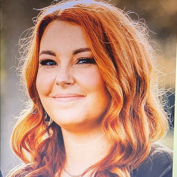 Meet your Posher, Kaitlin - Picture 2 of 5